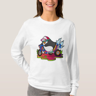 オートバイとバイクもしくは自転車に乗る人としてのペンギン Tシャツ