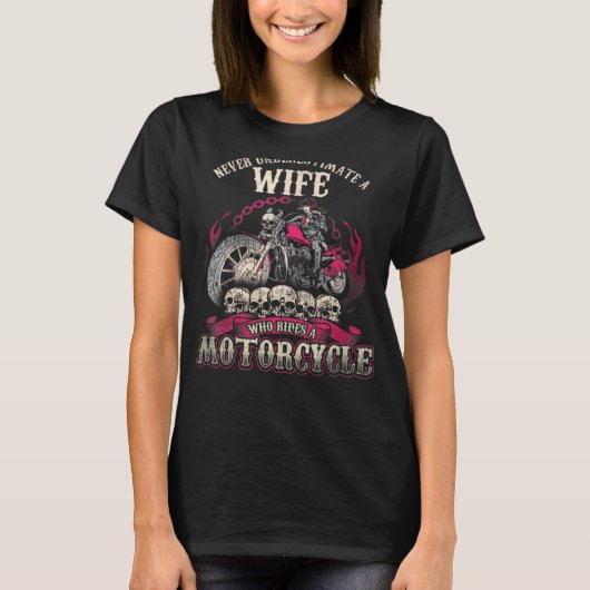 オートバイに乗る妻を決して過小評価しない Tシャツ (正面)