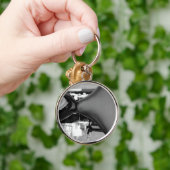 オートバイのオートバイは座席燃料タンクの写真を分けます キーホルダー (手)