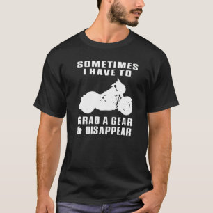 オートバイのオーナーがギアとディスポーザをつかむ Tシャツ