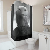 オートバイのヘルメットに黒と白の男 シャワーカーテン (インサイチュ)