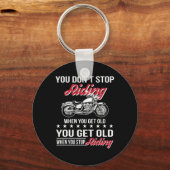 オートバイの古いバイクもしくは自転車に乗る人ストップが古い場合は行わない キーホルダー (正面)