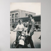 オートバイの男と2人の女の子のポスター ポスター (正面)
