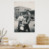 オートバイの男と2人の女の子のポスター ポスター (キッチン)