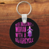 オートバイを持つ女性を決して過小評価しない キーホルダー (正面)