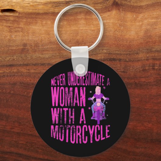オートバイを持つ女性を決して過小評価しない キーホルダー (正面)