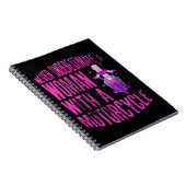 オートバイを持つ女性を決して過小評価しない ノートブック (右側)