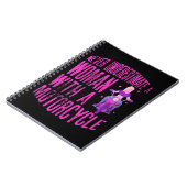 オートバイを持つ女性を決して過小評価しない ノートブック (左側)