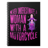 オートバイを持つ女性を決して過小評価しない ノートブック (正面)