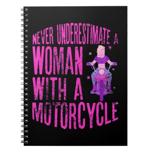 オートバイを持つ女性を決して過小評価しない ノートブック (正面)