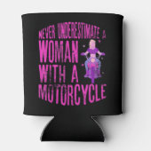 オートバイを持つ女性を決して過小評価しない 缶クーラー (裏面)