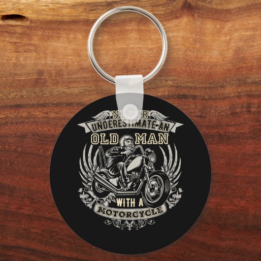 オートバイを持つ老人を決して過小評価しない キーホルダー (正面)