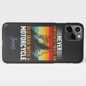 オートバイを持つ老人を決して過小評価しない iPhoneケース (裏面横)