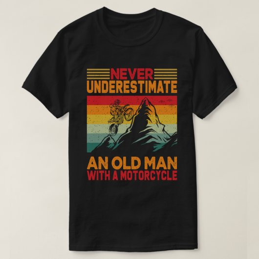 オートバイを持つ老人を決して過小評価しない Tシャツ (デザイン正面)