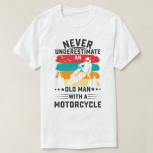 オートバイを持つ老人を決して過小評価しない Tシャツ
