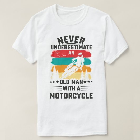オートバイを持つ老人を決して過小評価しない Tシャツ (デザイン正面)