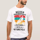 オートバイを持つ老人を決して過小評価しない Tシャツ (正面)
