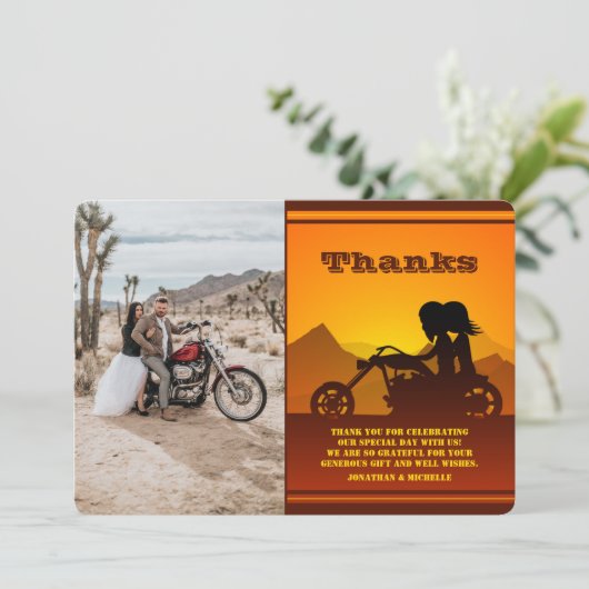 オートバイカップル山のサンセットフォト結婚ズ サンキューカード (スタンド正面)
