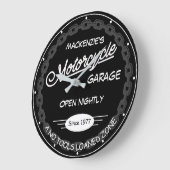 オートバイガレージ名日付チェーンホワイトブラックグレー ラージ壁時計 (傾斜)