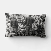 オートバイバイクバイクもしくは自転車に乗る人ライドライダーライフスタイル ランバークッション (裏面)