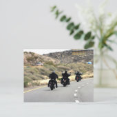 オートバイロードトリップ – バイクもしくは自転車に乗る人トリオ ポストカード (スタンド正面)
