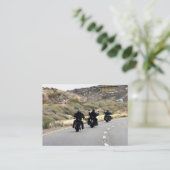 オートバイロードトリップ – バイクもしくは自転車に乗る人トリオ 名刺 (スタンド正面)