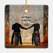 オートバイ秋の森カップル初めてのクリスマス セラミックオーナメント (裏面)