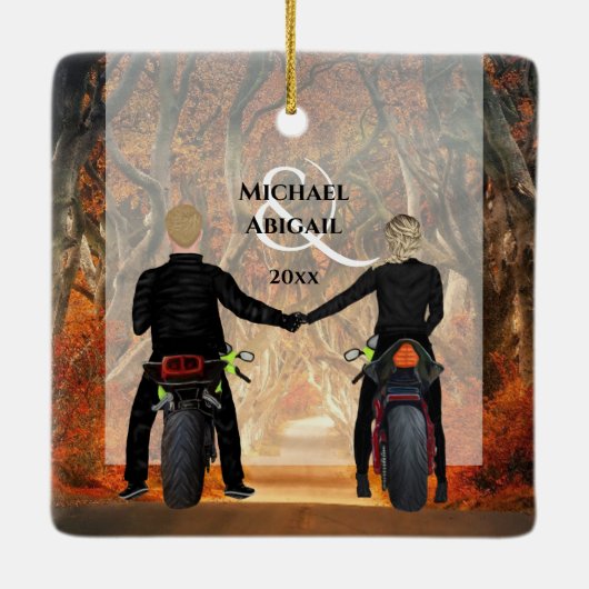オートバイ秋の森カップル初めてのクリスマス セラミックオーナメント (裏面)