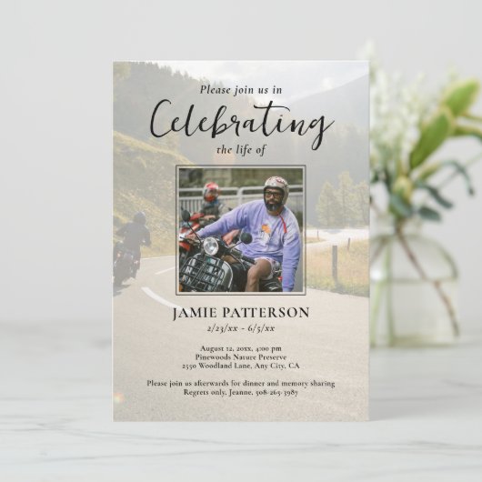 オートバイ、バイクもしくは自転車に乗る人お祝いの写真 招待状 (スタンド正面)