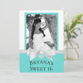 オードリーティール（緑がかった色）ホワイトボウモダンスウィート16写真 招待状 (スタンド正面)