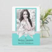 オードリー ティール ホワイト ボウ モダン ブライダル シャワー フォト 招待状 (スタンド正面)