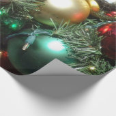 オーナメントおよびクリスマスライトが付いているクリスマスツリー ラッピングペーパー (角)