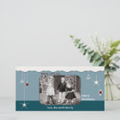 オーナメントと雪のクリスマスグリーティング シーズンカード (スタンド正面)