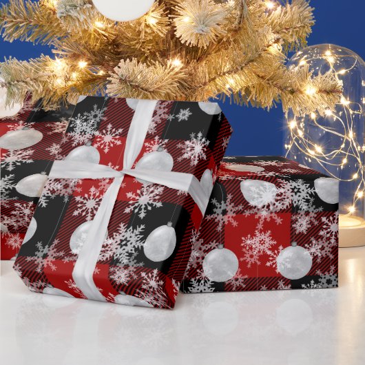 オーナメントと雪片の上のプレイド ラッピングペーパー (クリスマス)
