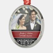 オーナメントの好意の赤く黒いダマスク織の結婚 メタルオーナメント (左)