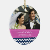 オーナメントの好意の青いショッキングピンクシェブロンの結婚 セラミックオーナメント (右)