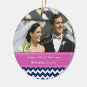 オーナメントの好意の青いショッキングピンクシェブロンの結婚 セラミックオーナメント (左)