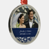 オーナメントの好意の青く白いダマスク織の結婚 メタルオーナメント (右)