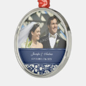 オーナメントの好意の青く白いダマスク織の結婚 メタルオーナメント (左)