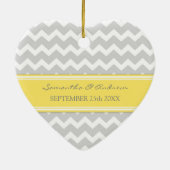 オーナメントの好意灰色の黄色いシェブロンを結婚します セラミックオーナメント (裏面)