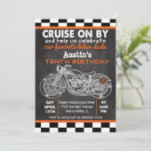 オーバルの黒板にバイクのイラスト。誕生日パーティーの招待状 招待状 (スタンド正面)
