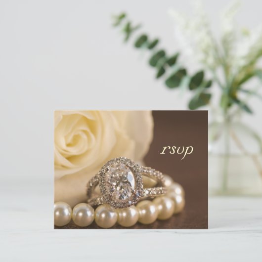オーバルダイヤモンドリングや輪とホワイトローズウェディングRSVPカード 出欠カード (スタンド正面)