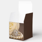 オーバルダイヤモンドリングや輪とホワイトローズ結婚ズ フェイバーボックス (オープン)