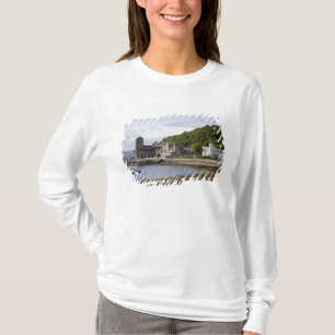 オーバンの歴史的建造物が見える海岸の景色 Tシャツ