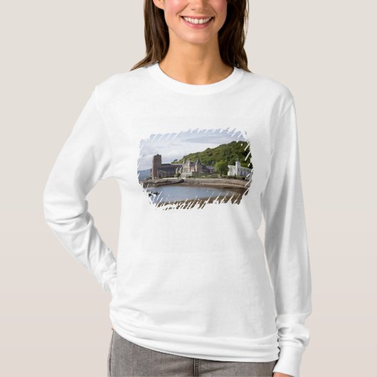 オーバンの歴史的建造物が見える海岸の景色 Tシャツ (正面)