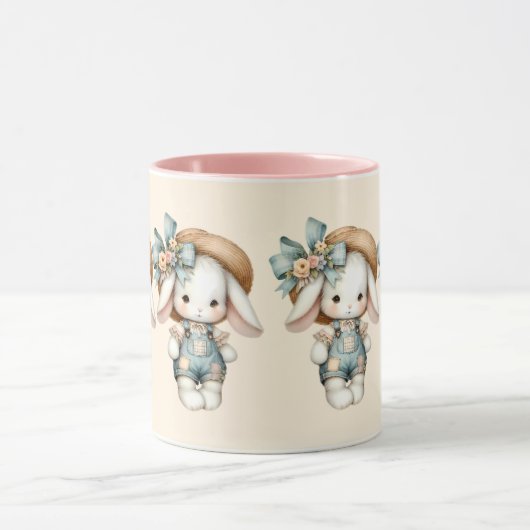 オーバーオールと麦わら帽子、リボンが付いたかわいいウサギ マグカップ (中央)