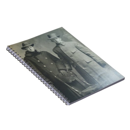 オーバーコートのダッパー兄弟RPPC B&W写真イメージ ノートブック (右側)