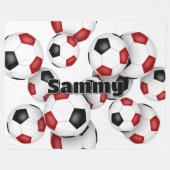 オーバーサイズの赤いブラックサッカーボール競技用デッキ フリースブランケット (正面(横))