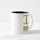 オーバーサイズ モノグラム「I」PATRIOT マグ — ボールド (正面右)