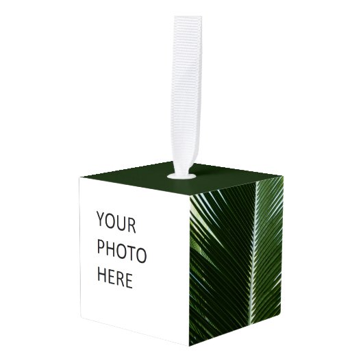 オーバーラップするパームフロンズトロピカルグリーン抽象芸術 キューブオーナメント (正面アングル)